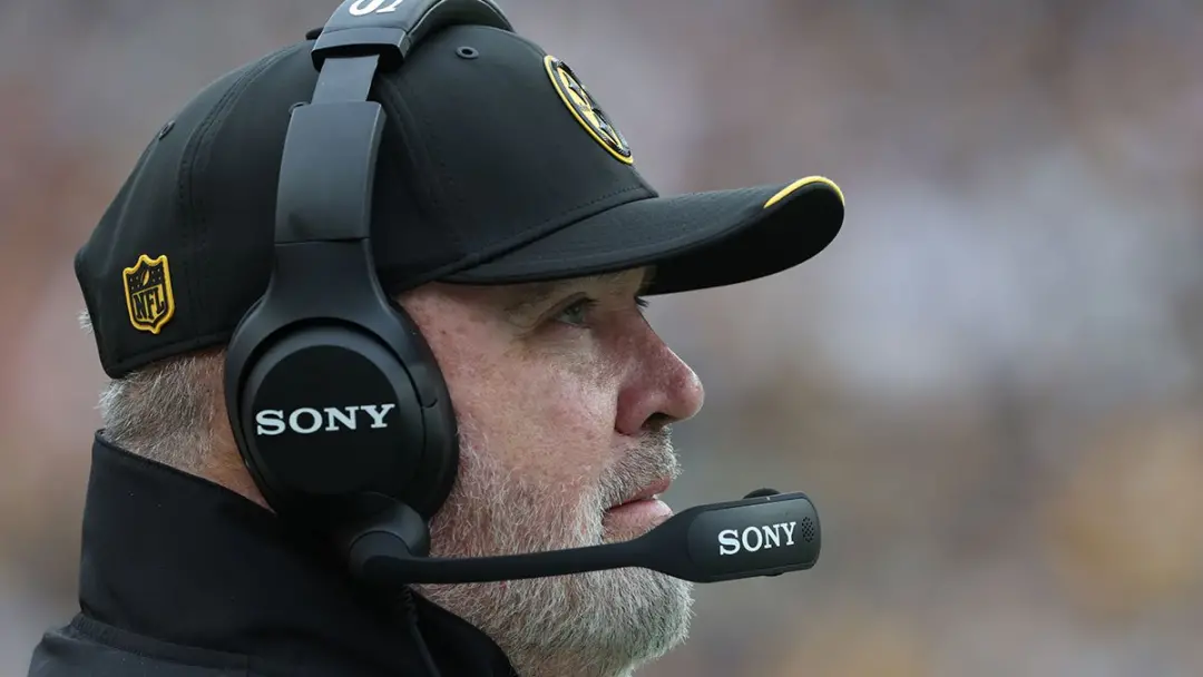 Mike McCarthy falou sobre a interação com Aaron Rodgers, dizendo que não é normal, por ser uma relação de 20 anos. A co…