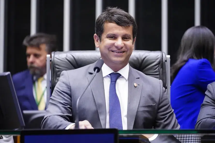 Antonio Rueda conseguiu 40% dos votos nominais em Belford Roxo, superando Eduardo Paes com 76,6 mil votos. O foco terri…