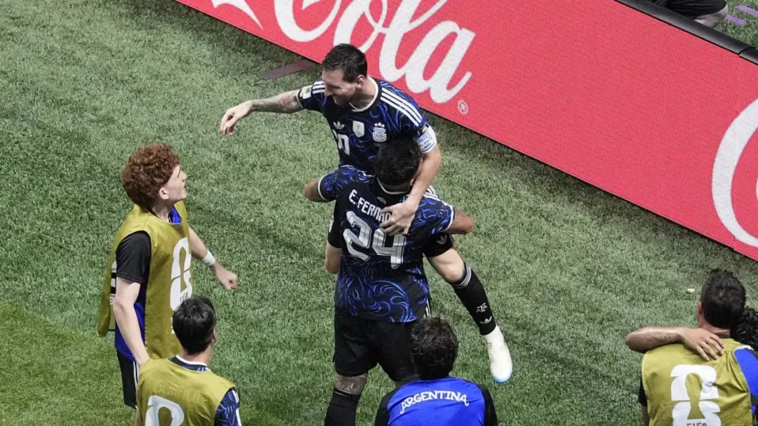 Messi se despede da seleção argentina após a partida contra Benin no Estadio Monumental. É um momento que marca um cicl…