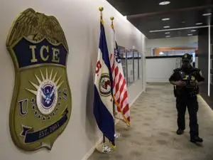 Brasileiro em uniforme do ICE foi preso durante a votação nos Estados Unidos. É um caso que levanta discussões sérias s…