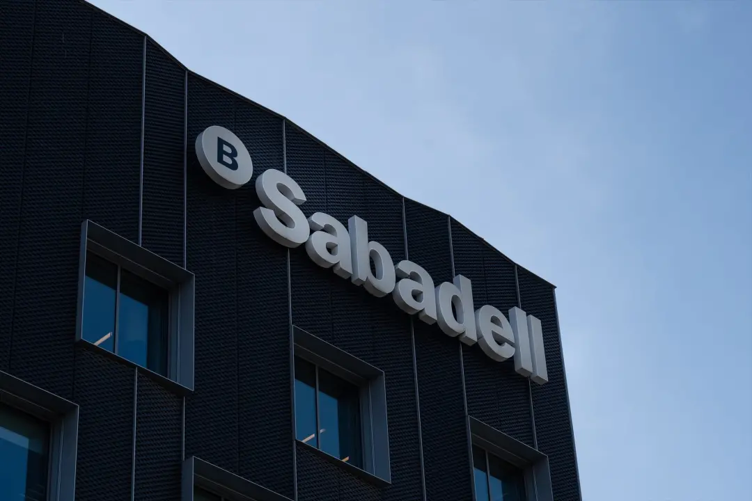 Banco Sabadell fechou acordo com o Banco BPCE para comprar 7% do capital, com possibilidade de chegar a 9,9%. Essa movi…