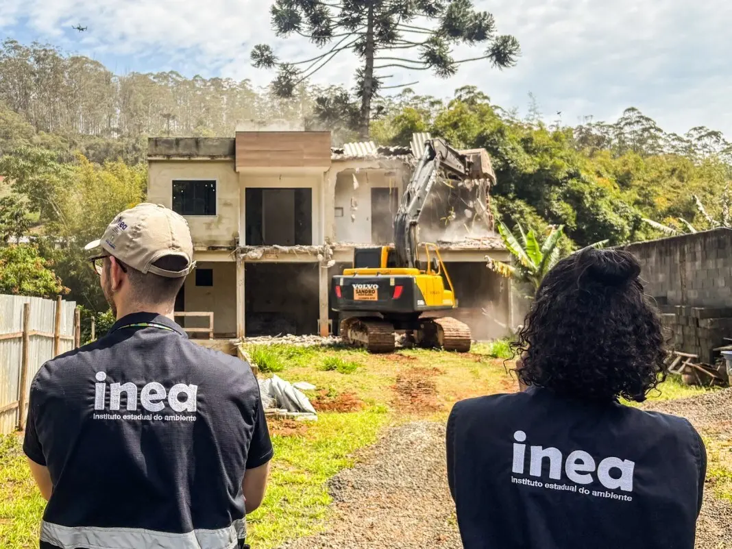 Casa demolida perto do Córrego Curuzu, em Nova Friburgo, por infração ambiental em Área de Preservação Permanente. O im…