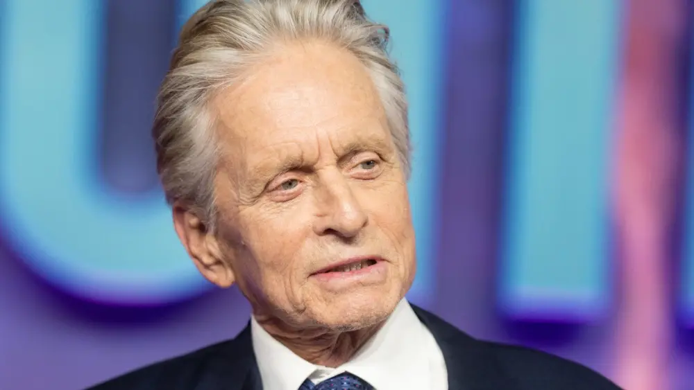 Michael Douglas disse que o título sobre a polêmica dos nepotistas realmente o irrita no podcast Smartless. É uma discu…