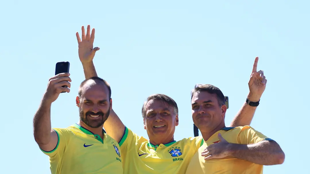 Flávio Bolsonaro ganhou a primeira volta para Lula e cinco Bolsonaros conquistaram um assento. Essa disputa mostra como…