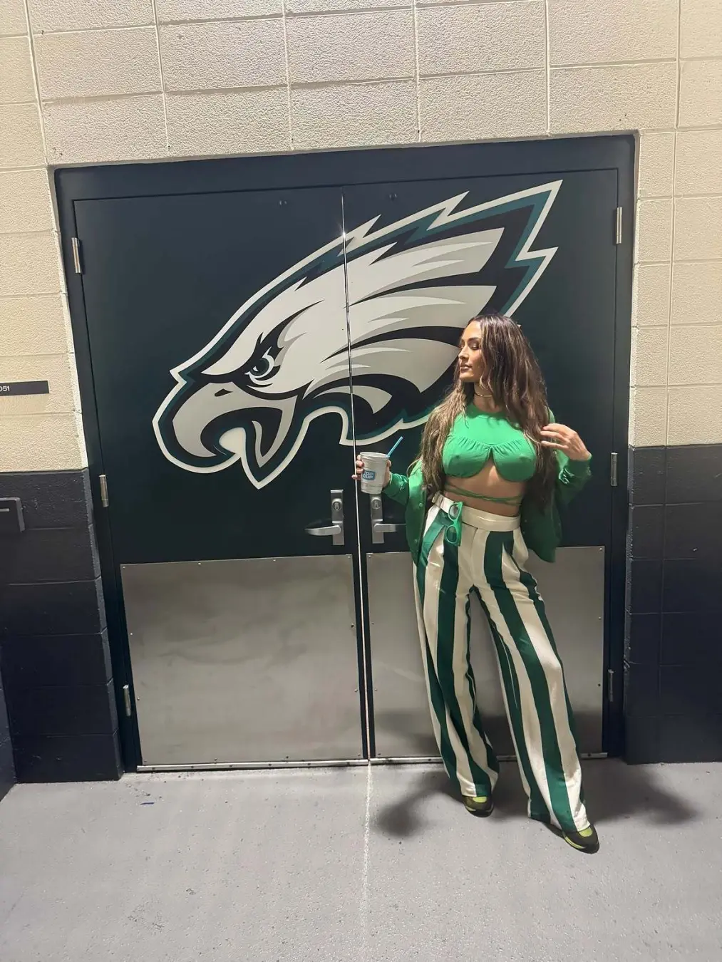 Nikki Bella vestiu um top cropped sem sutiã no jogo do Philadelphia Eagles em 4 de outubro. Achei o look bem ousado, ma…