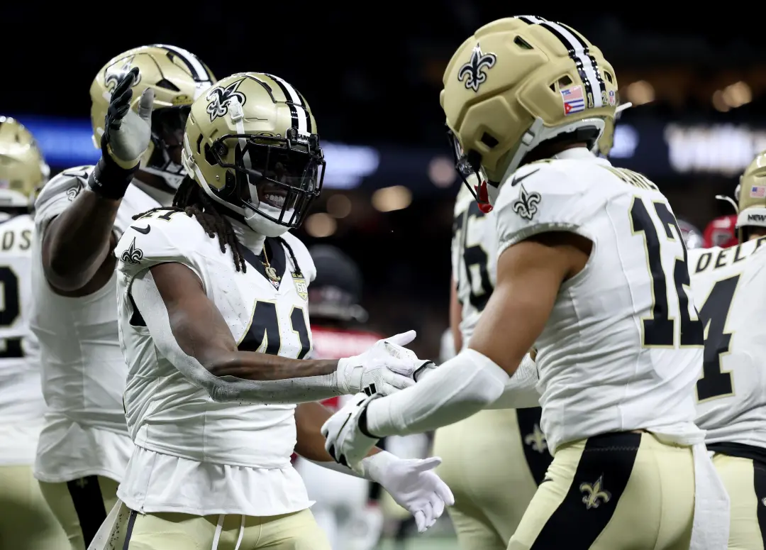 Atlanta Falcons vence os Saints por 45 a 24, um resultado complicado na semana do aniversário do Domecoming. A defesa d…