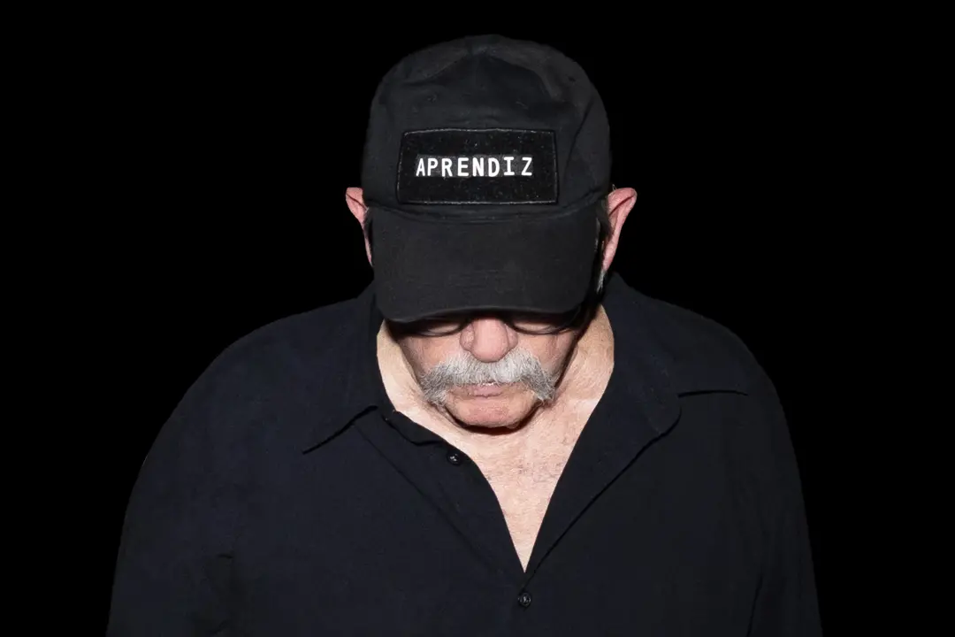 Silvio Rodríguez, aos 79 anos, tocou a cancao Enemigo de guerra em Madrid com a familia. Isso me toca porque mostra que…