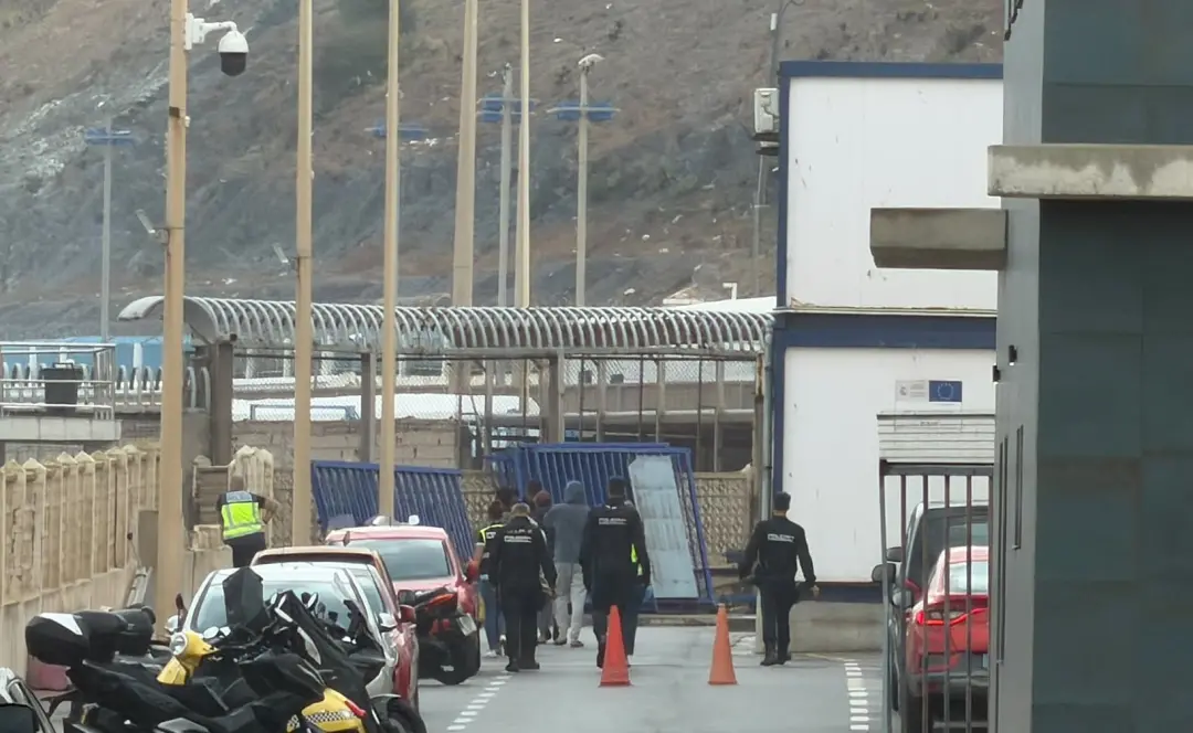 Setecentos e noventa retornaram a Marrocos no primeiro dia do despejo na praia de El Trampolín. O retorno massivo mostr…