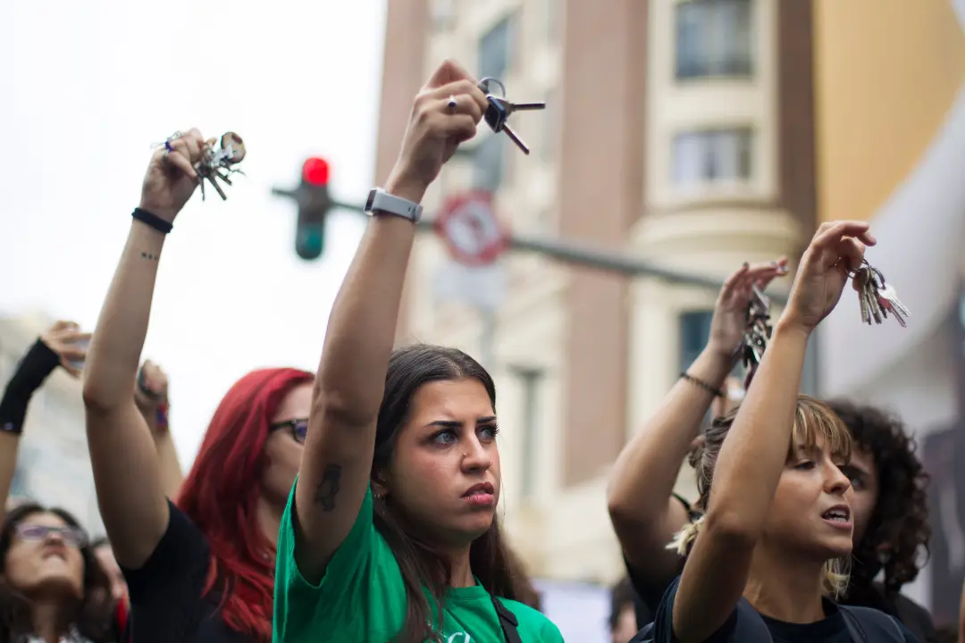 Despejo de uma senhora de 87 anos em Madrid gerou uma tomada de consciência entre jovens. Muita gente percebeu que o in…
