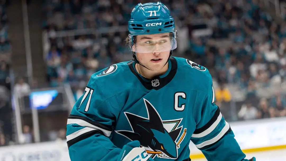 Dallas Stars venceu San Jose Sharks por 5 a 0, mesmo com a lesão de Macklin Celebrini. A equipe de San Jose não usou a …