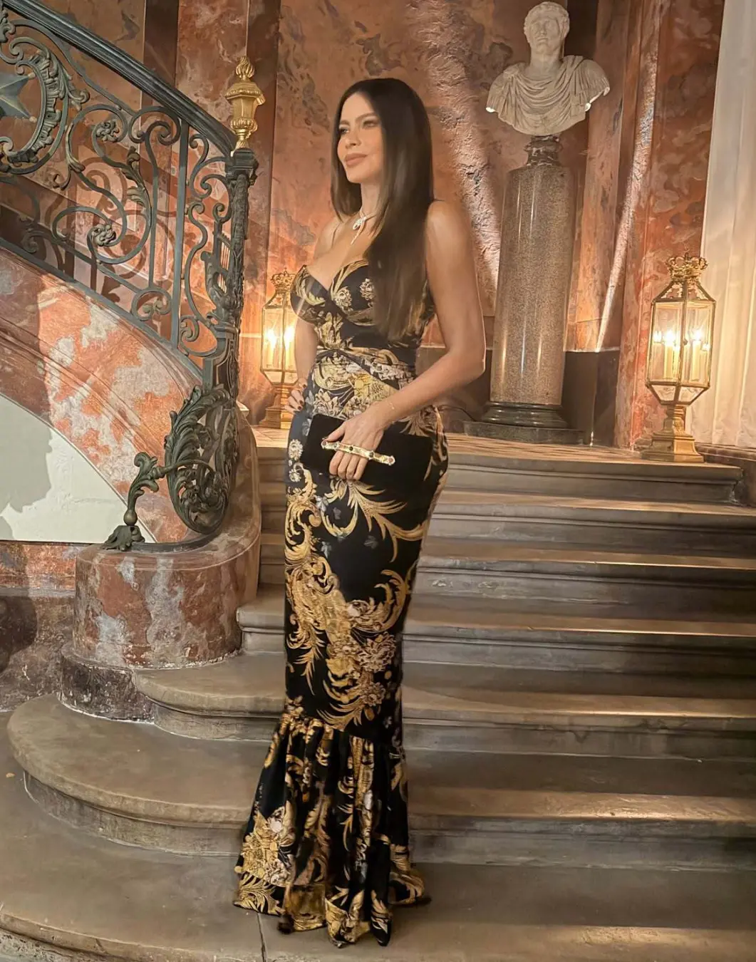 Sofia Vergara apareceu com um vestido preto Roberto Cavalli de decote baixo na Paris Fashion Week. Achei o visual elega…