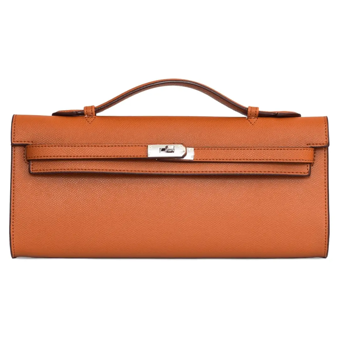Karlie Kloss usou uma bolsa Hermès Kelly de $27,500 no Paris Fashion Week. Achei sensato ver uma versão de aparência lu…