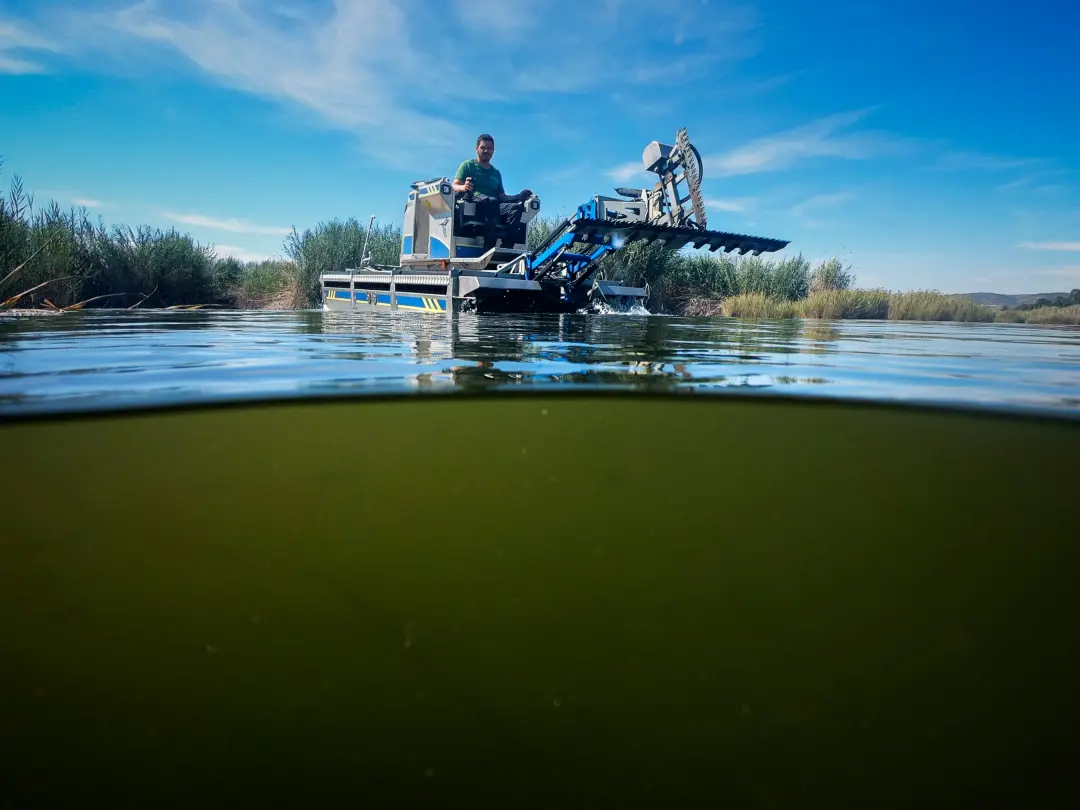 Máquina anfíbia atua no Parque Natural de Prat de Cabanes Torreblanca, em Castellón, para criar ilhotas e combater a pe…