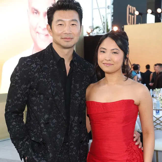 Simu Liu casou com a noiva Allison Hsu em uma cerimônia na França. Achei bacana a união depois de quatro anos de namoro…