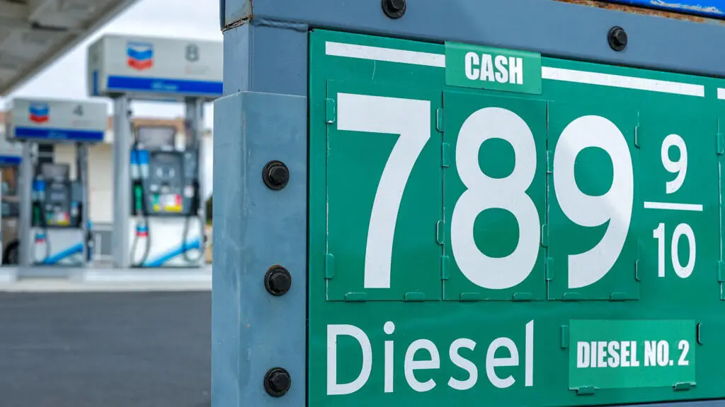 Donald Trump assinou uma ordem executiva para flexibilizar limites do diesel livre de impostos, alegando que isso econo…