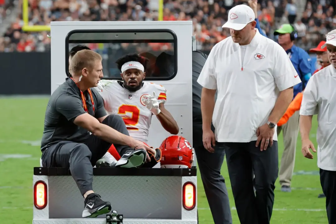 Tyquan Thornton, jogador dos Kansas City Chiefs, sofreu uma lesão no tornozelo esquerdo contra os Las Vegas Raiders. A …