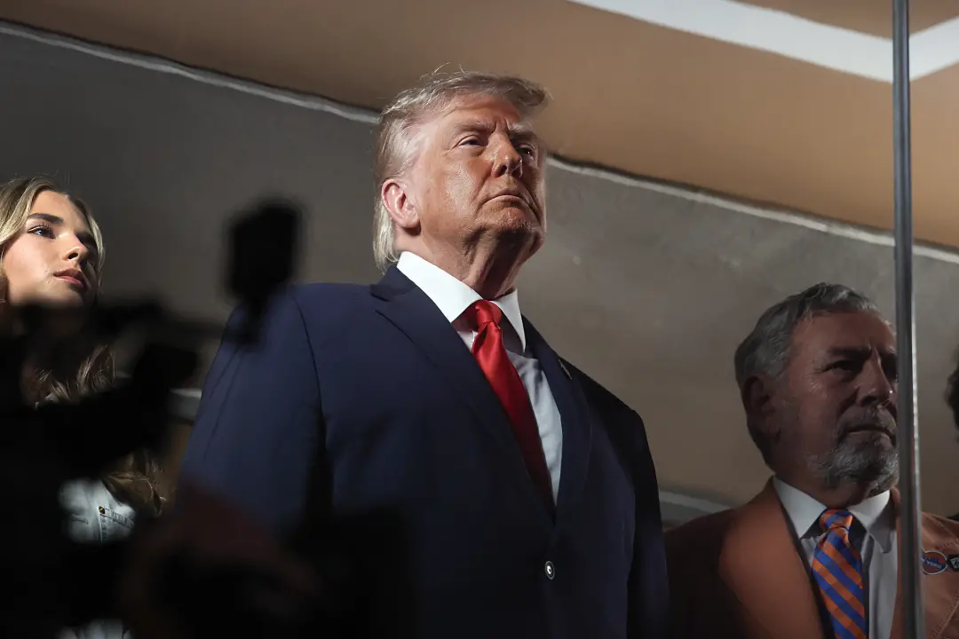 Trump vai bancar sozinho os anuncios patrioticos depois da controverisa sobre gastos de contribuidores. Isso mostra um …