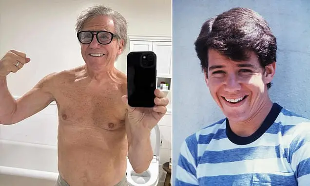 Anson Williams, ator de 77 anos, mostrou físico definido em selfie sem camisa. Parece que ele tá mantendo a forma, mesm…