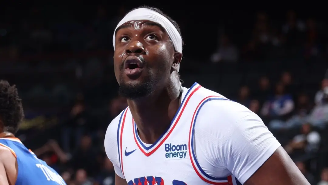 Ariel Hukporti, jogador dos 76ers, saiu do jogo na abertura da pré-temporada contra os Knicks após cinco minutos devido…