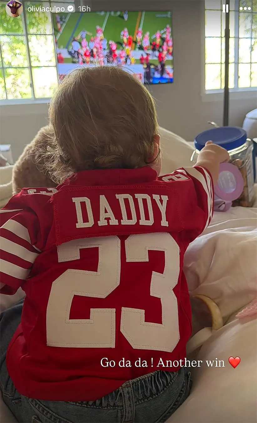 Colette, filha de Olivia Culpo, usou uma camisa vermelha e branca com o número 23 do Christian McCaffrey para o jogo 49…