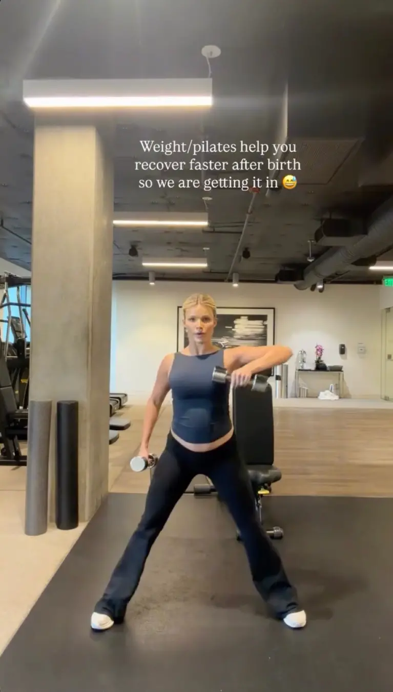 Witney Carson compartilha como Pilates e musculação ajudam na recuperação pós parto depois de ter dois meninos. Ela usa…