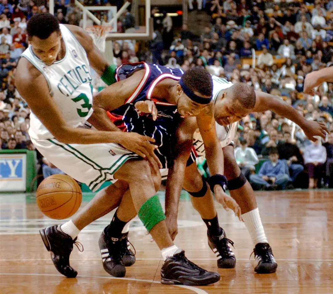 No 33, Eddie Griffin vestiu a camisa dos Houston Rockets entre 2001 e 2004, com média de 8,7 pontos por jogo. É interes…