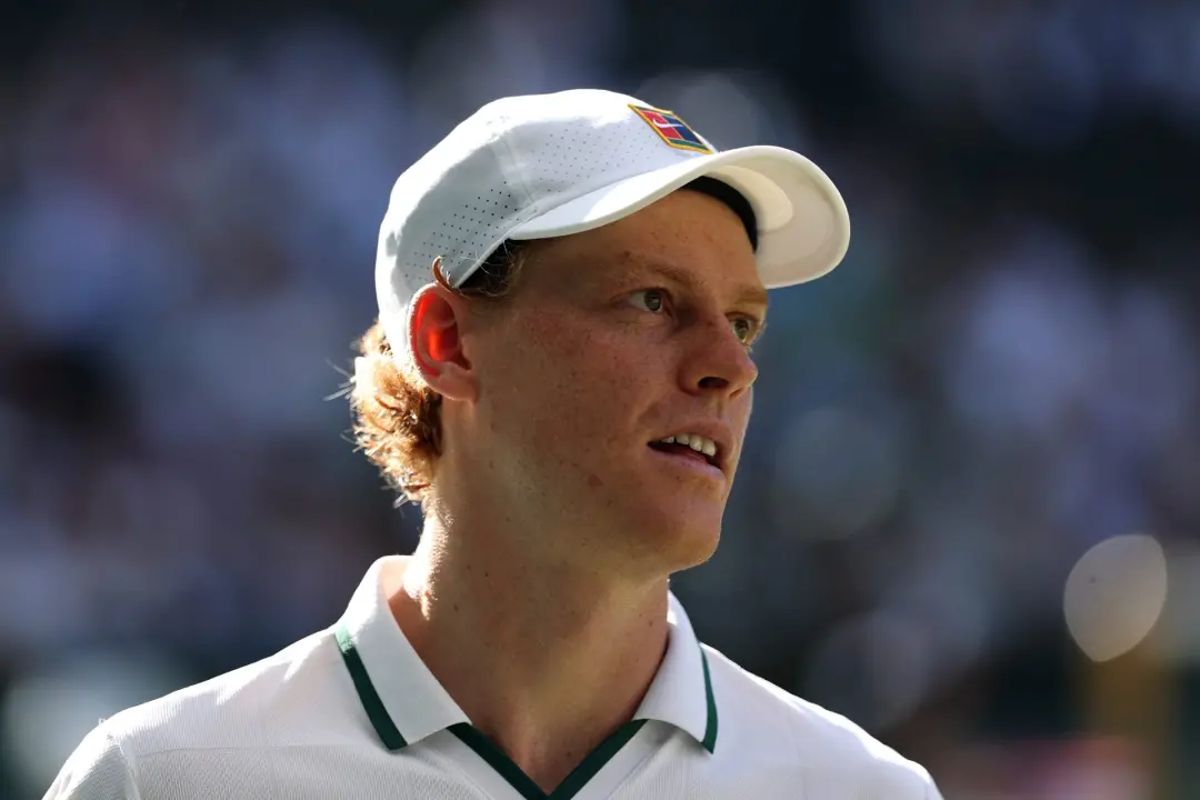 Jannik Sinner não joga um match profissional desde a final de Wimbledon em julho. Ele se afastou por uma lesão no joelh…