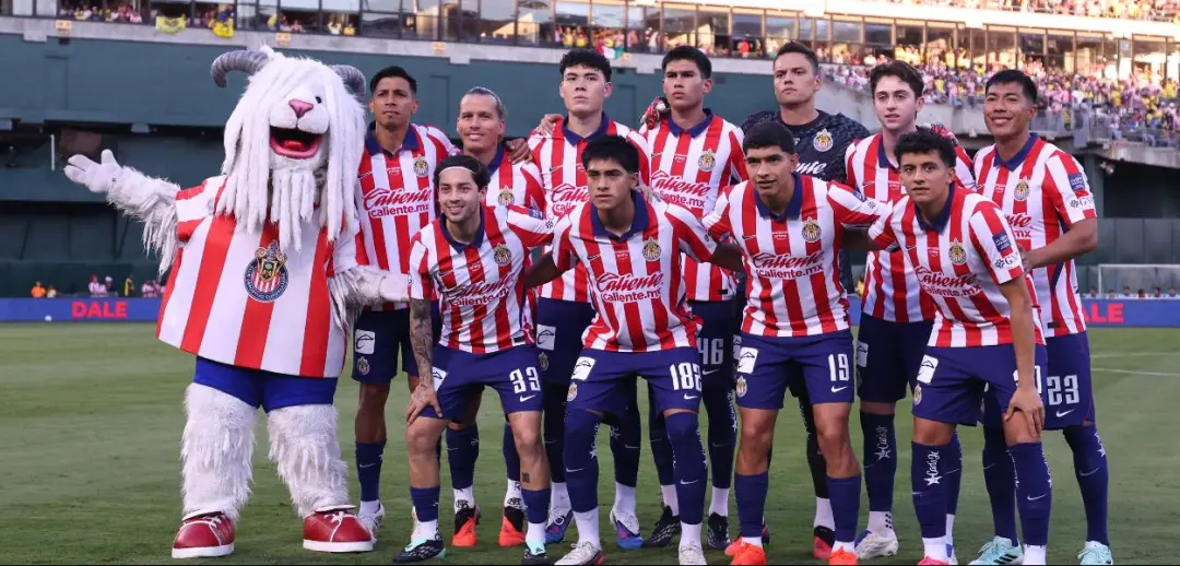Oakland viu Chivas bater América por 2 a 0, contando com a equipe da base e um time novo. A troca na defesa, com jogado…