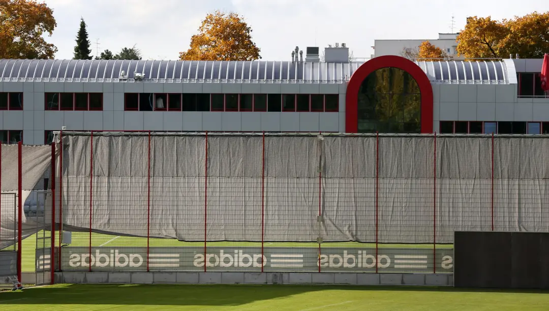Na Säbener Straße, a Bayern Munich instalou telas de privacidade no campo de treino. Isso dá mais blindagem para o técn…