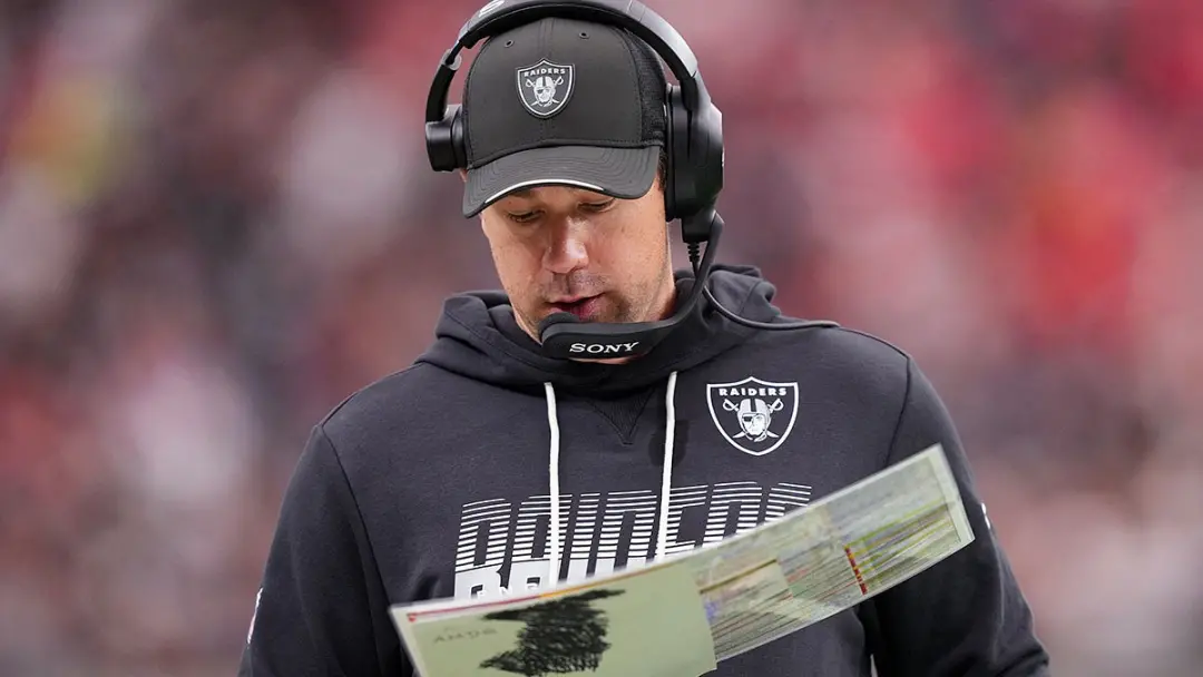 Klint Kubiak assumiu a responsabilidade pela primeira derrota da carreira como técnico da NFL, após o jogo dos Raiders …