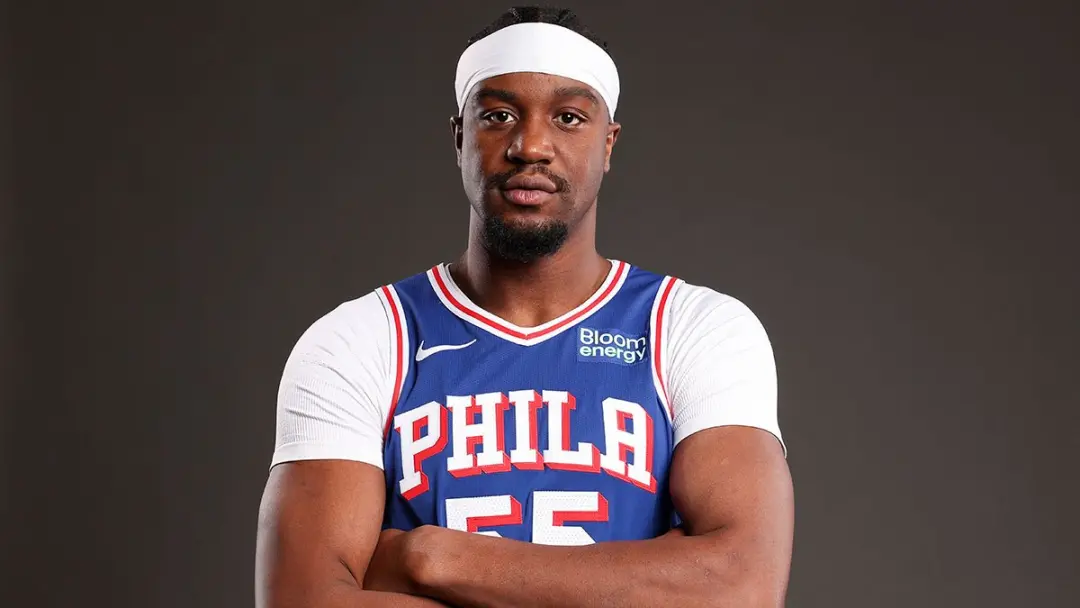 Ariel Hukporti, reserva dos 76ers, sofreu uma lesão na canela no jogo de pré-temporada contra os Knicks. Ele tava no ca…