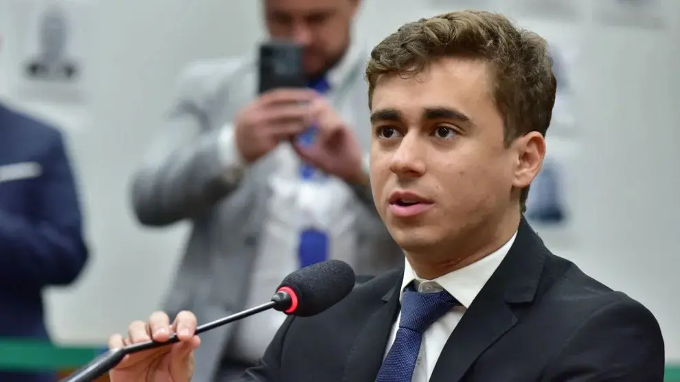 Nikolas Ferreira não apoiou Carlos Bolsonaro na disputa pelo Senado em Santa Catarina. O deputado citou a acusação de C…