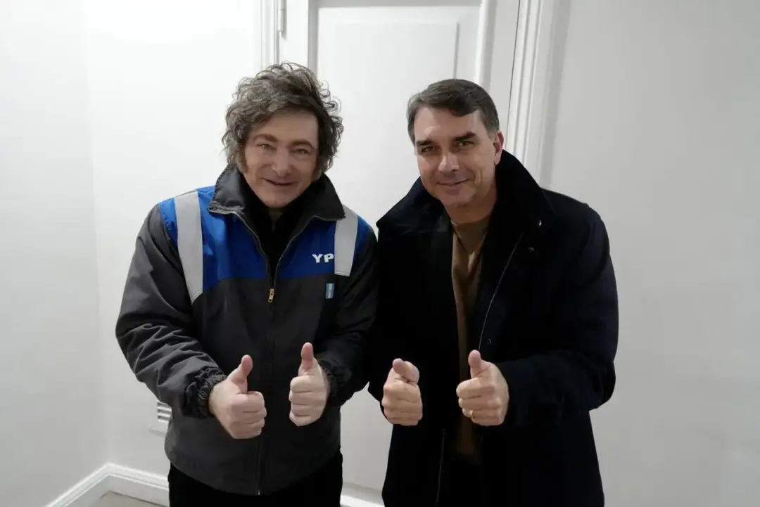 Flávio Bolsonaro ficou com 47,03% dos votos válidos no primeiro turno. Apoio de Javier Milei chegou nesse momento, o qu…