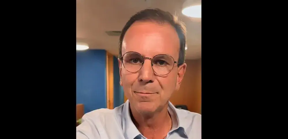 Paes reclama de manobra que visa confirmar Douglas Ruas governador sem segundo turno. A desistência de Garotinho de rec…