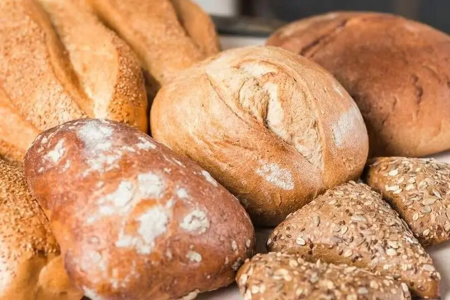 Pão integral com muitos nutrientes, como zinco e fibras, é o que a nutricionista Adrienn Szabó aponta. Comer pão todo d…