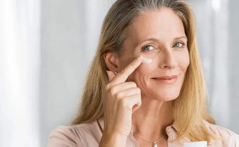 Redução de estrogênio na menopausa intensifica mudanças na pele, deixando-a mais seca e menos firme. O estrogênio ajuda…