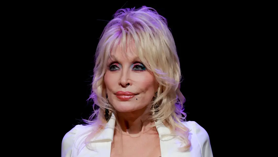 Dolly Parton Estate alega que sobrinho tentou fugir de notificação judicial usando fita de isolamento e arame farpado. …
