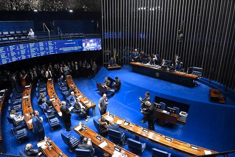 Senado perde 12 bancadas do governo, caindo de 40 para 28 senadores ligados ao governo. Essa mudança mostra a força da …