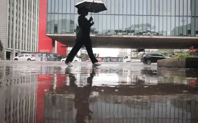 Temporais em quatro regiões do Brasil e calor de até 39 graus na semana. As chuvas estão ligadas a uma área de baixa pr…
