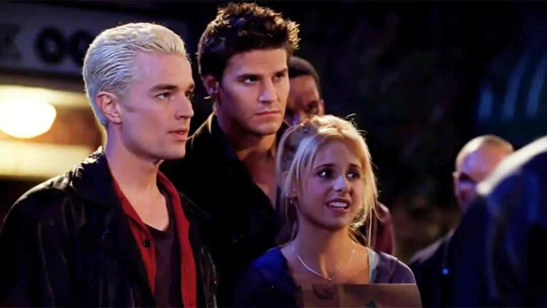 Angel estreou em 5 de outubro de 1999, expandindo o universo Buffy em uma nova cidade. Essa mudança foi um movimento qu…