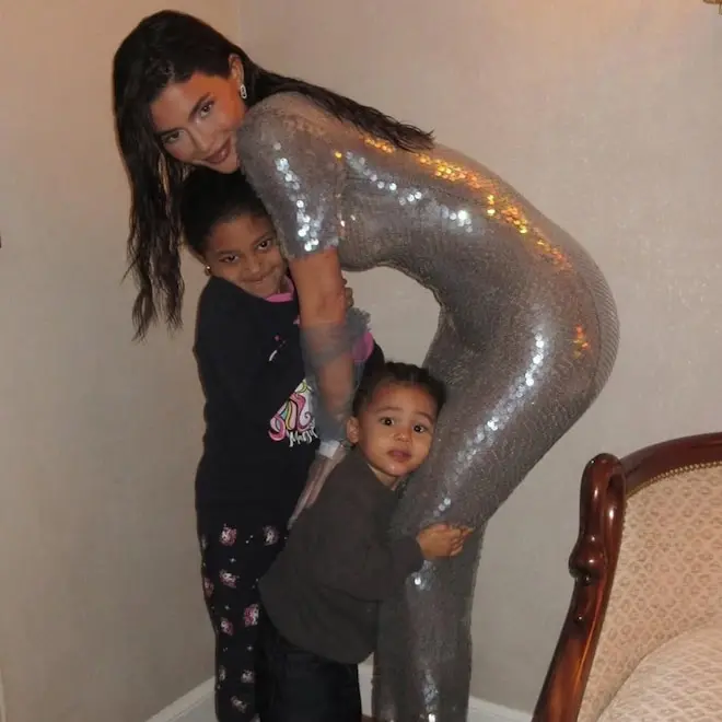 Kylie Jenner acordando Stormi de 8 anos e Aire com megafones. Um vislumbre do dia a dia das crianças com a mãe. É bonit…
