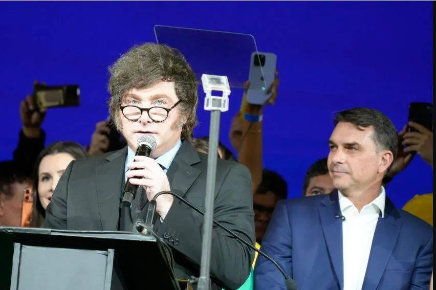 Flávio Bolsonaro obteve 47,03 por cento dos votos no primeiro turno, com apoio de Javier Milei da Argentina. A consolid…