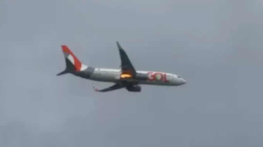 Motor da Gol pegou fogo no ar após colisão com pássaro em Recife. O pouso foi normal e não houve feridos, mas a aeronav…
