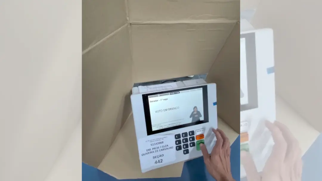 Óculos inteligente na votação, prática proibida pela Justiça Eleitoral. Isso compromete o sigilo do voto e tem pena de …