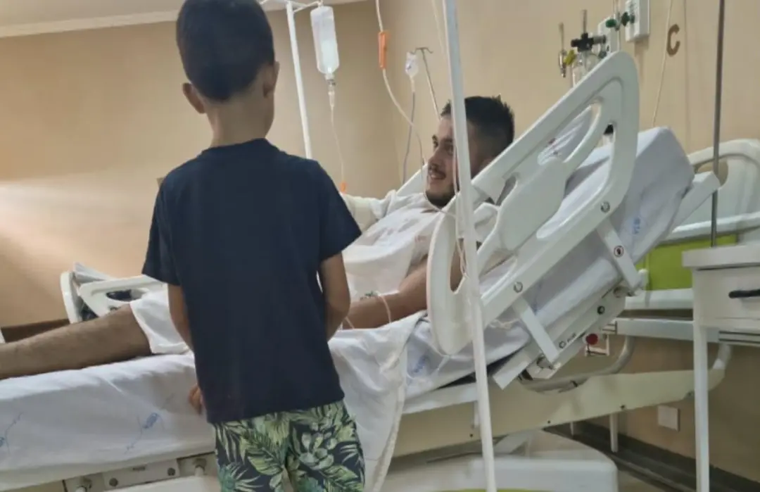 Igor Tavares Bavaresco, em Orlândia SP, teve 22% do corpo queimado ao tentar proteger o sobrinho de 7 anos durante um a…