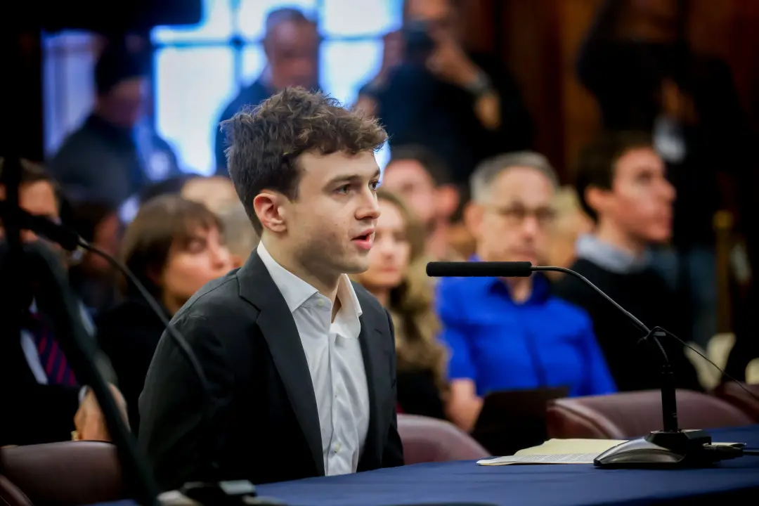 Jacob Coxon, ex-pesquisador da Anthropic, alertou na Câmara Municipal de Nova York que a corrida da IA tem riscos que a…