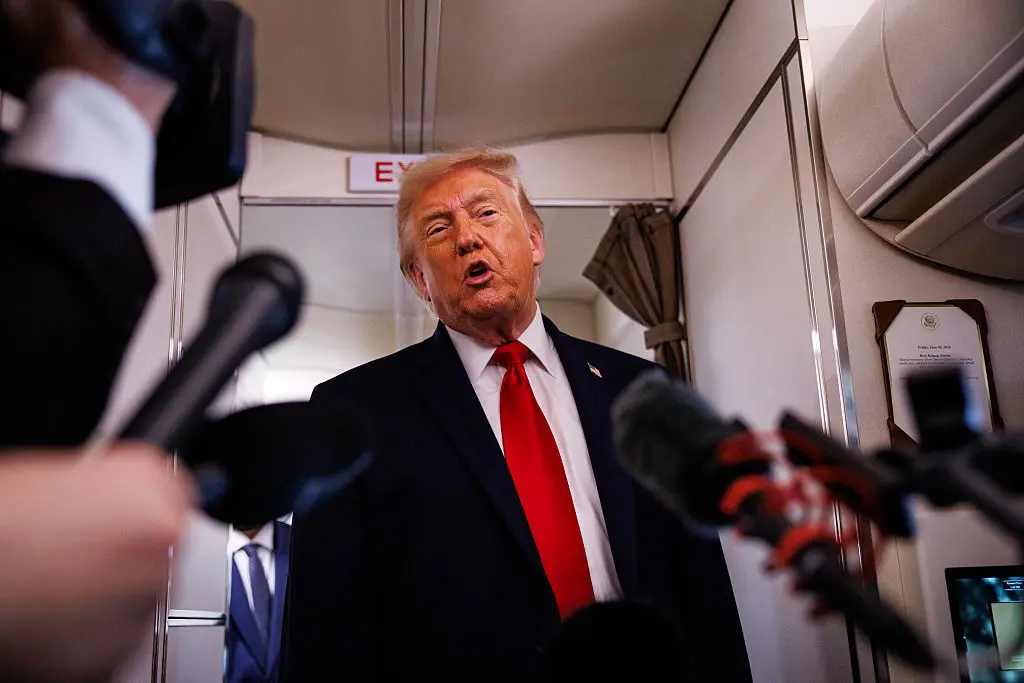 Politico foi bloqueada de entrar na Air Force One do presidente Donald Trump. Essa disputa sobre acesso da mídia mostra…