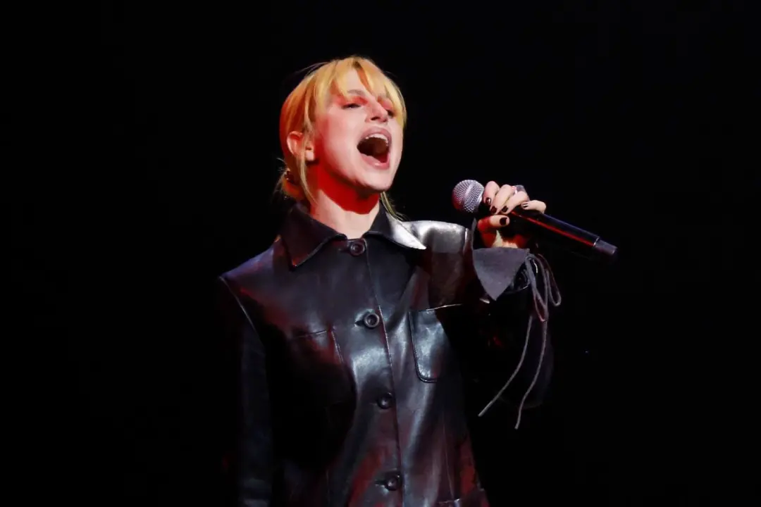Hayley Williams gritou Fuck ICE e Free Palestine durante um show em Califórnia. A atitude dela toca em temas de imigraç…