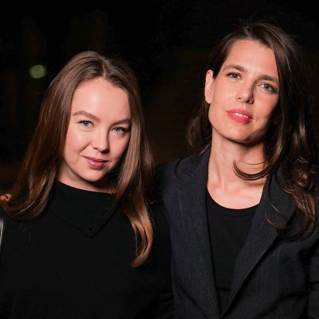 Princess Alexandra e Charlotte Casiraghi vestiram looks pretos combinando durante a Semana de Moda de Paris. Esse tipo …