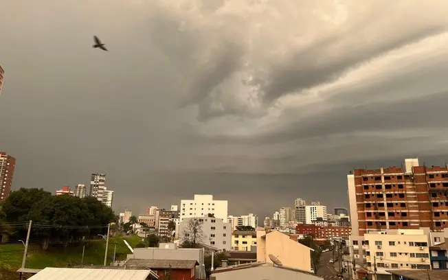 Três estados do Sul vão enfrentar tempestades e volumes expressivos de água antes da frente fria. Isso gera risco de en…